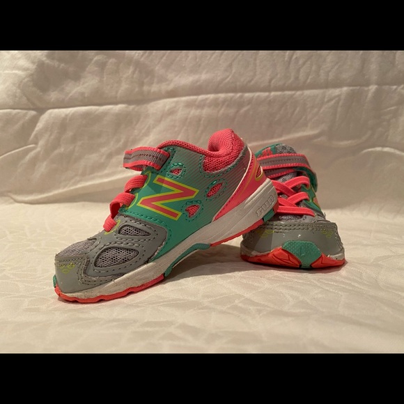 Girls toddler New Balance Shoes - Picture 1 of 3